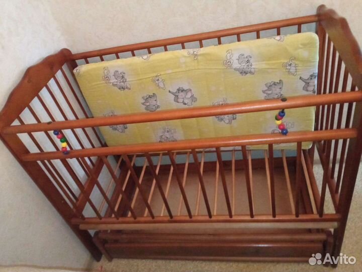 Детская кроватка с поперечным маятником