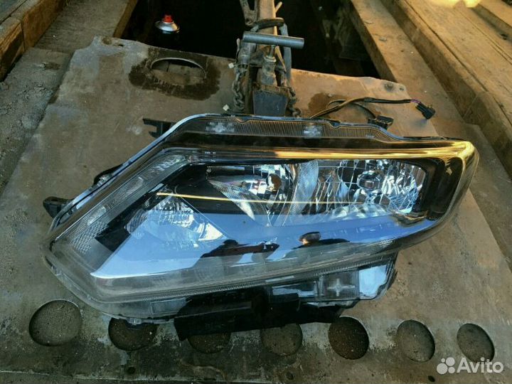 Фара Nissan X-Trail T 32 передняя левая
