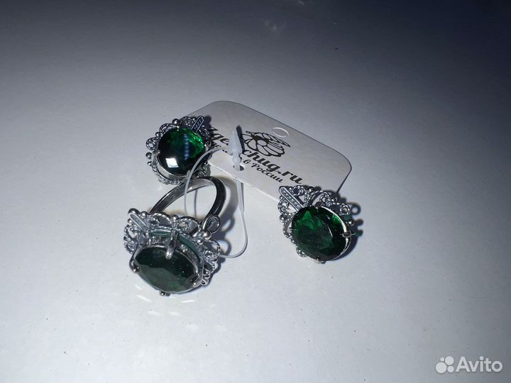 Набор бижутерии. Серьги и кольцо