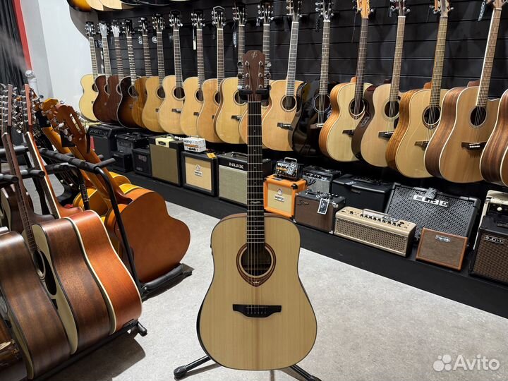 Акустическая гитара