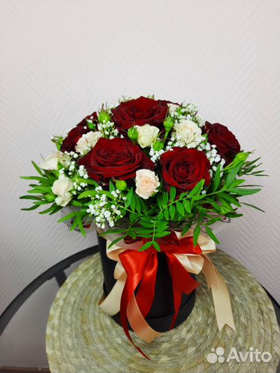 Букет из красных роз в шляпной коробке 