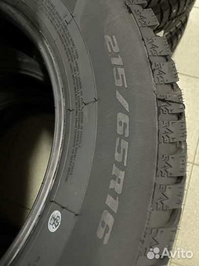 Royal Black Royal Stud 215/65 R16 102T