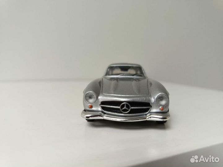 Модель автомобиля 1:43 Mercedes Benz 300 SL W 198
