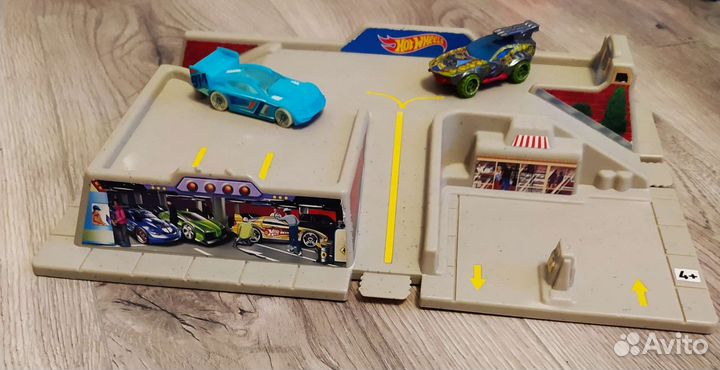 Hot wheels 4 машинки и парковка
