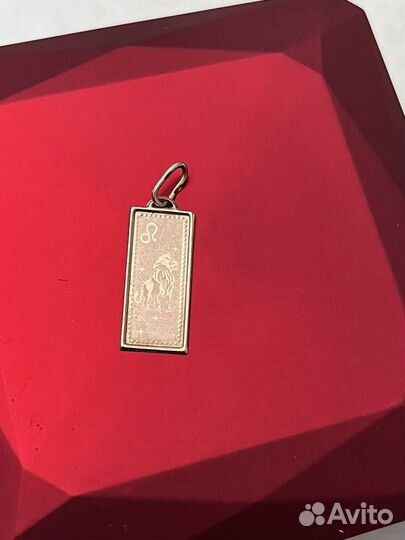 Золотая подвеска, лев