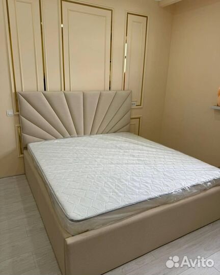 Белая кровать