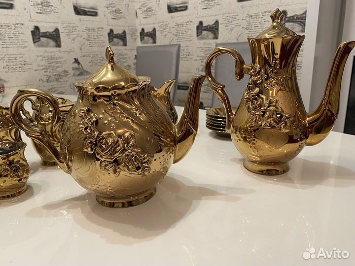 Чайный сервис золотой с блюдцами, молочник