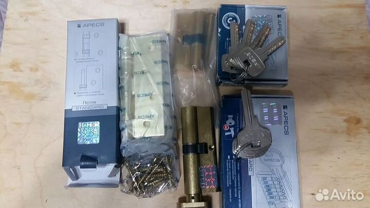 Цилиндровый механизм (личинка) и петля дверная