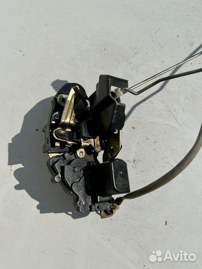 Замок двери задний правый Kia Shuma 2