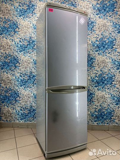 Холодильник серебристый