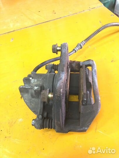 Суппорт передний правый Volvo V40 2003