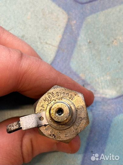 Датчик давления масла 06E919031