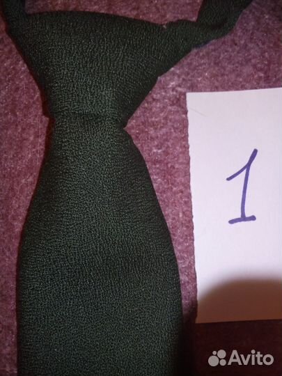 Галстук военный зелёного цвета