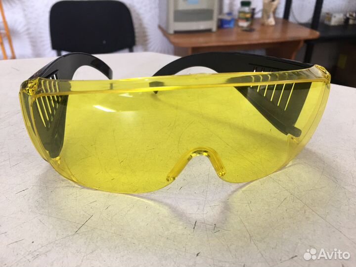 Защитные очки желтые