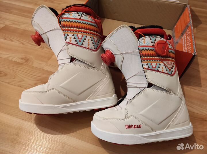 Продам сноуборд ботинки женские