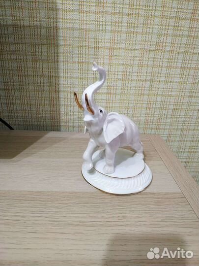 Фарфоровая статуэтка слон