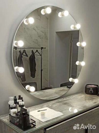 Круглое зеркало с лампами
