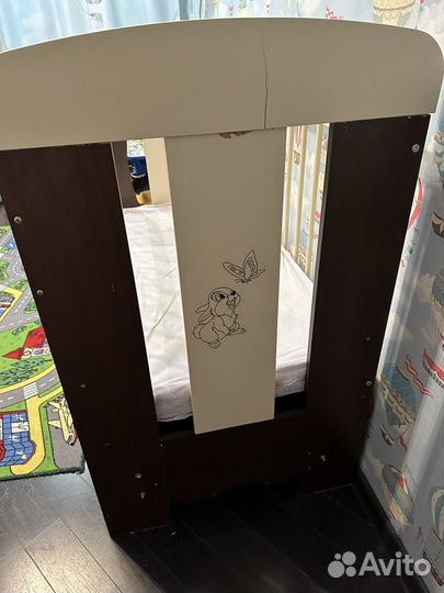 Детская кроватка с маятником