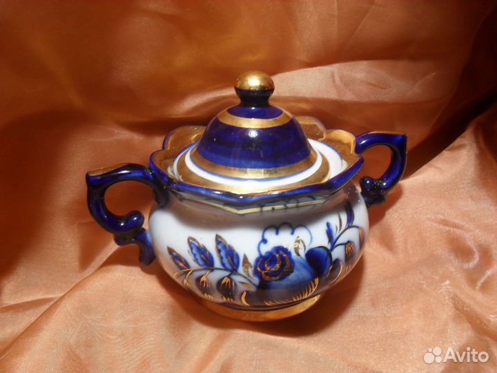 Сахарницы, заварные чайники,молочник, чашки