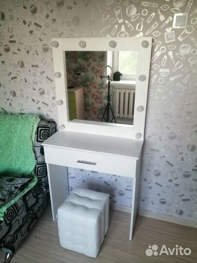Туалетный столик для макияжа