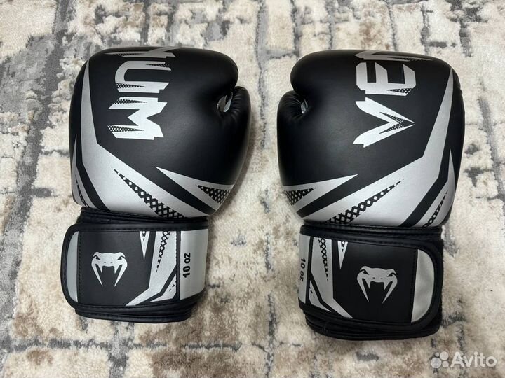 Боксерские перчатки 10 oz venum