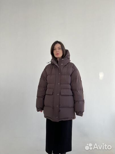 Пуховик средней длины с капюшоном
