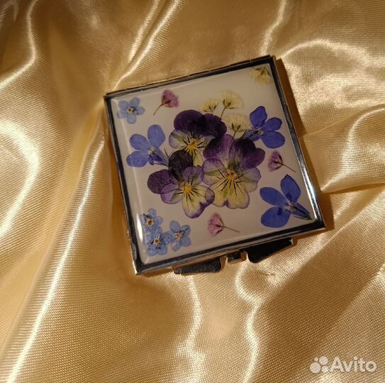 Зеркальце карманное с сухоцветами из смолы