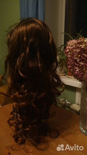 Парик каштановый с челкой кудрявый