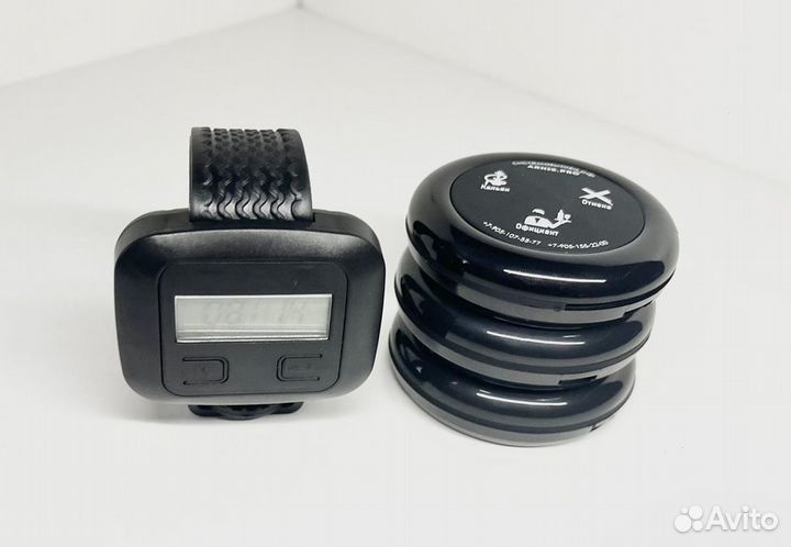 Часы и кнопки вызова официанта в ассортименте