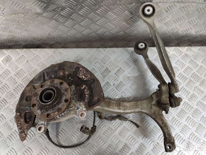 Кулак поворотный передний левый Audi A4 B7 (S4,RS4