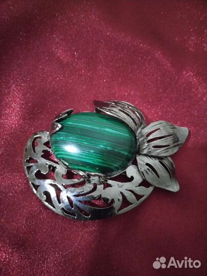 Брошь с малахитом