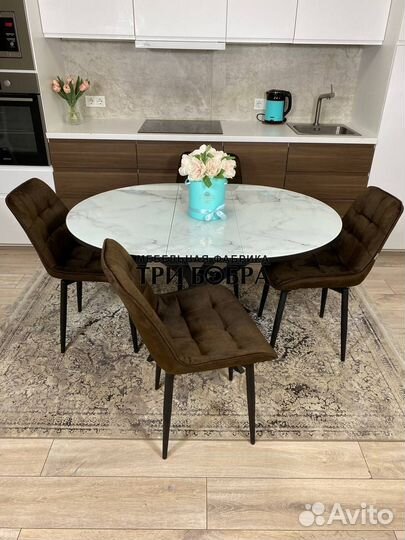 Кухонный стол и стулья. Бесплатная доставка
