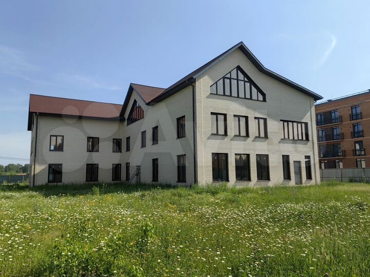 Коттедж 1505 м² на участке 55 сот.