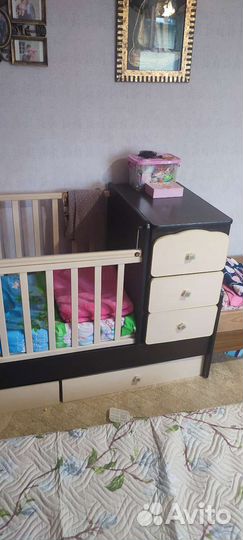 Детская кроватка с маятником