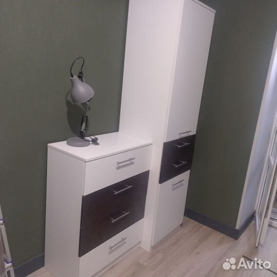 Небольшой шкаф с полками, комод и тумбочка