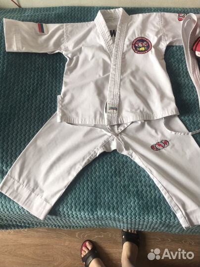 Добок, шлем и перчатки для тхэквондо