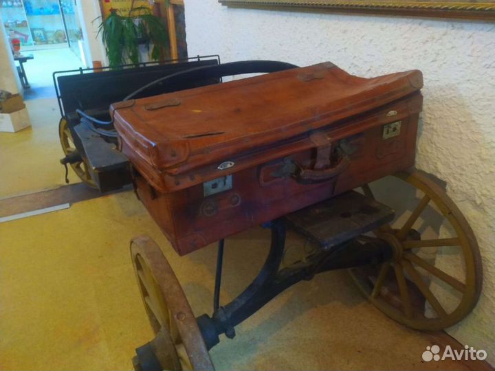 Старинный кожаный чемодан