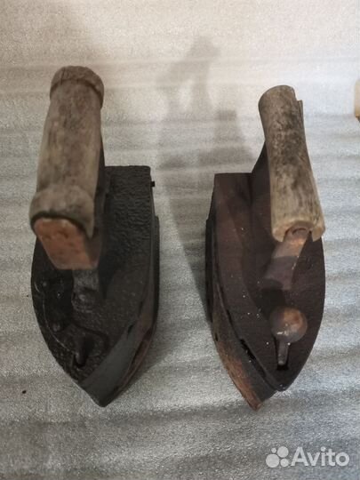 Старинный угольный утюг