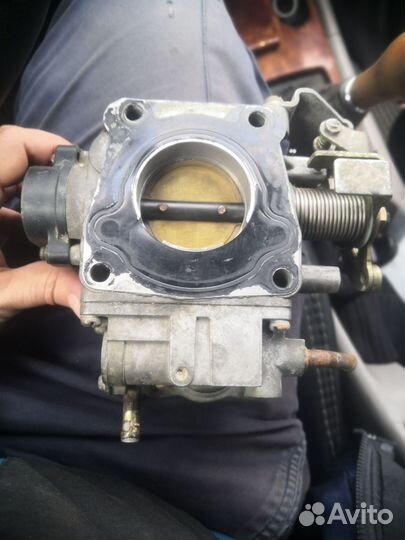 Дросельная заслонка в сборе на Nissan primera P11