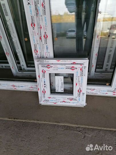 Окно маленькое цвет белый