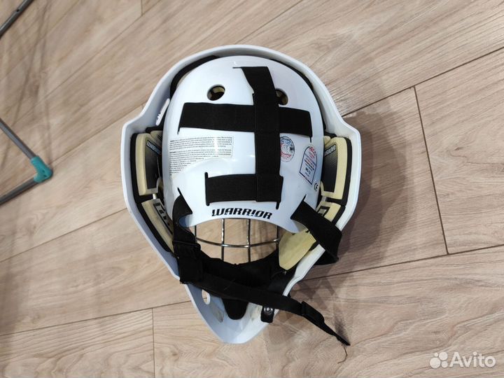 Вратарский хоккейный шлем