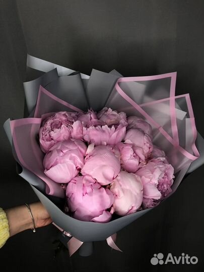 Букет из 13 розовых пионов