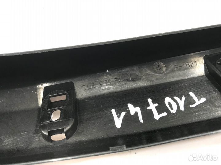 Накладка петли левая Volkswagen Touareg