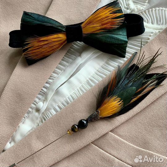 Галстук-бабочка и бутоньерки из перьев