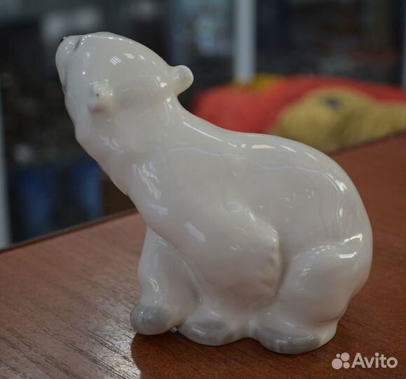 Фарфоровая статуэтка- белый медведь.лфз