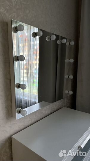 Гримерное зеркало с лампочками