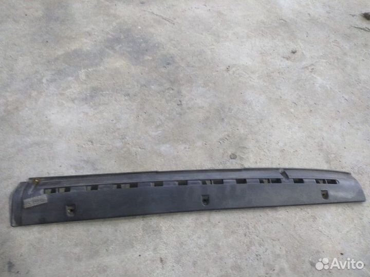 Накладка под лобовое стекло правая \DAF