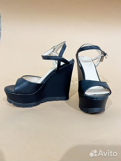 Босоножки на танкетке 38