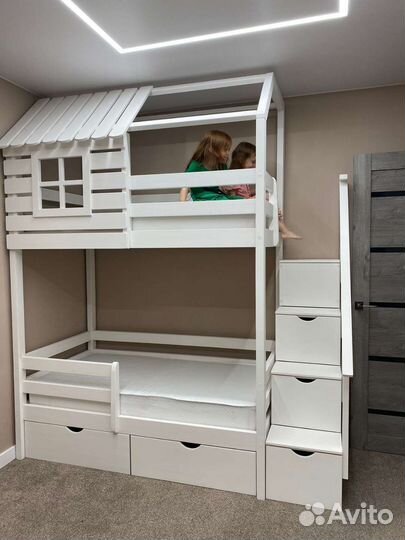 Кровать двухъярусная окошко