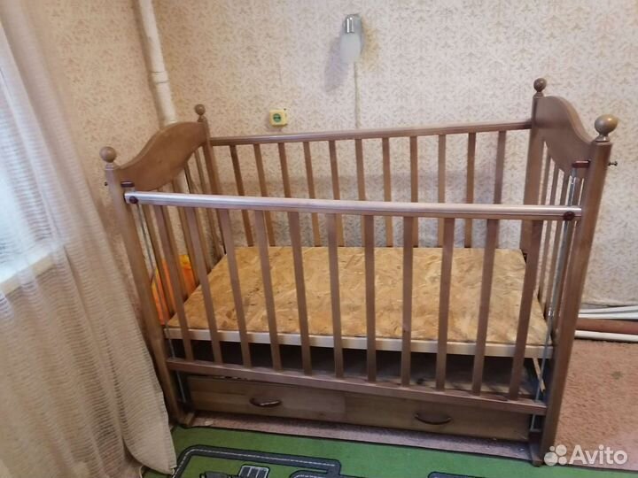 Детская кроватка с маятником и ящиком